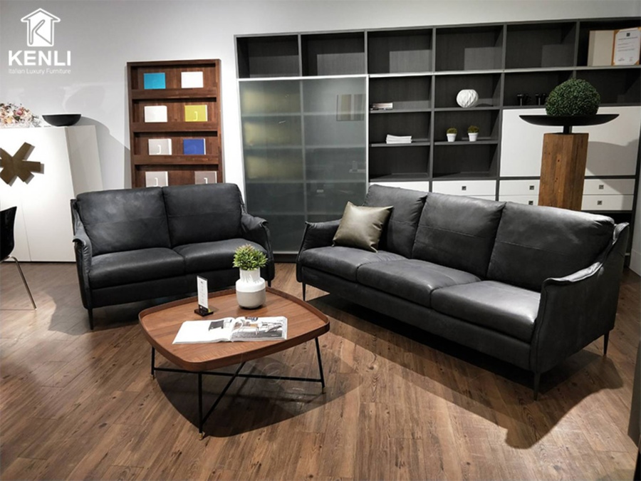 Sofa Kenli: Không gian phòng khách của bạn sẽ trở nên tinh tế hơn bao giờ hết với Sofa Kenli thiết kế đẹp mắt và chất lượng tuyệt vời. Với chất liệu đa dạng và phong cách đa dạng, bạn có thể tùy chọn để phù hợp với phong cách nội thất của gia đình mình.