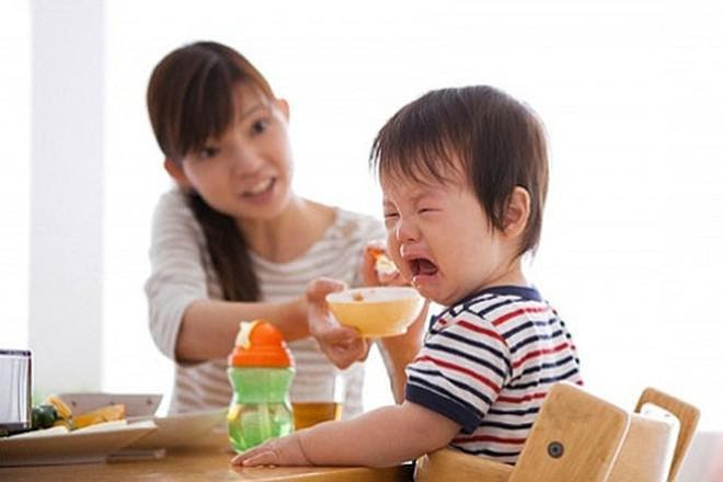 Đừng bao giờ cố ép trẻ ăn trong trạng thái quấy khóc